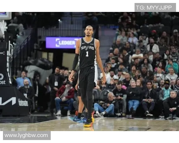 文班亚马抢断精彩瞬间展现防守天赋引发球迷热议