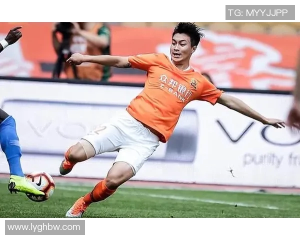 朱辰杰关键时刻的封堵展现了他在比赛中的决策能力与团队精神 朱辰杰关键时刻的封堵展现了他在比赛中的决策能力与团队精神